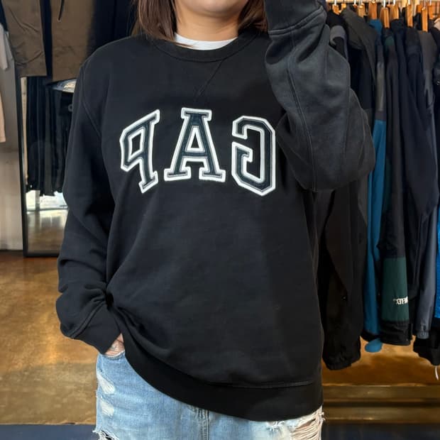 GAP 블랙 맨투맨