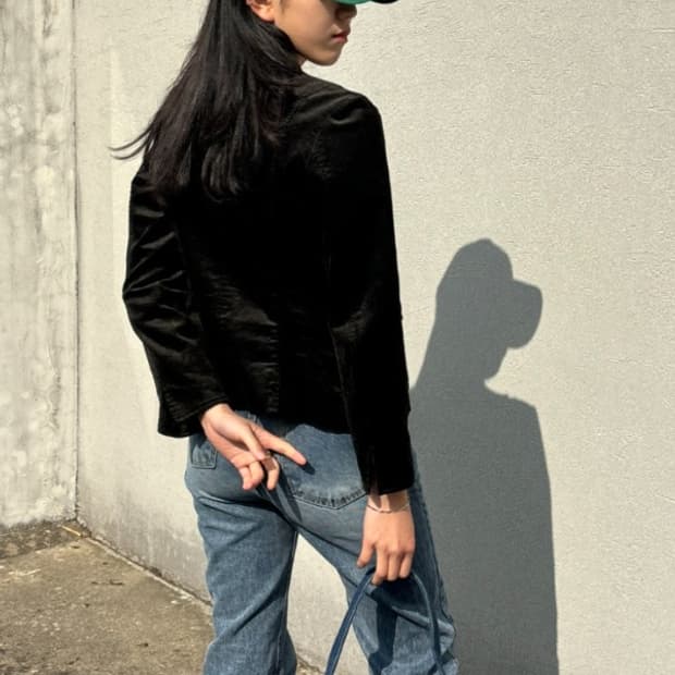 블랙 벨벳 텍스처 크롭 테일러드 자켓 