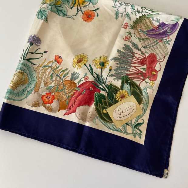 구찌 플라워 프린트 실크 스카프 네이비