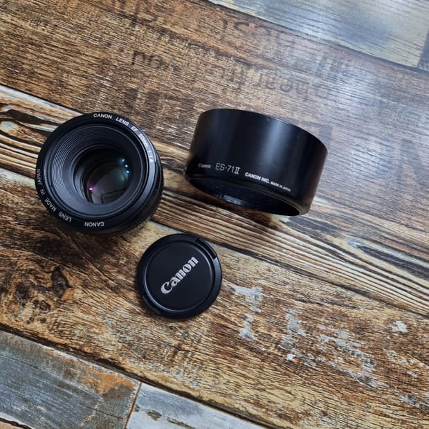 Canon EF 50mm f1.4 카메라 렌즈 + 후드 팝니다.