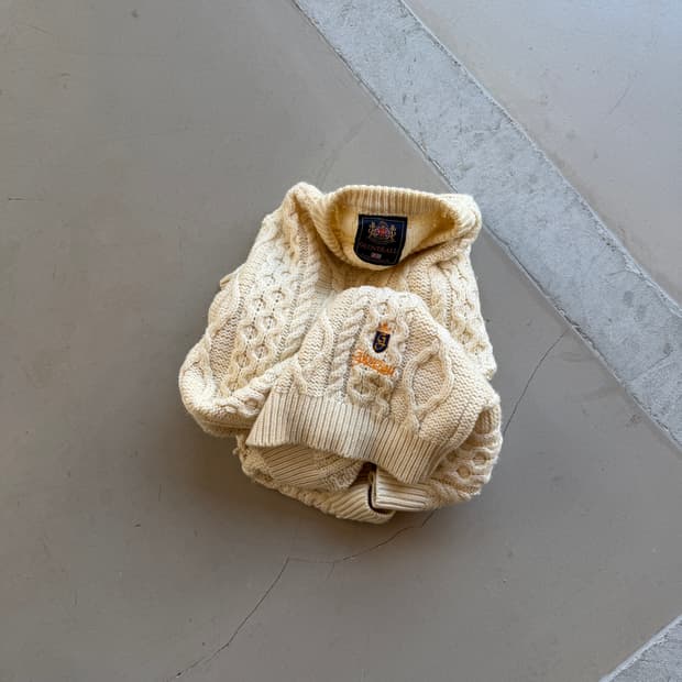 글로버올 케이블 니트 스웨터