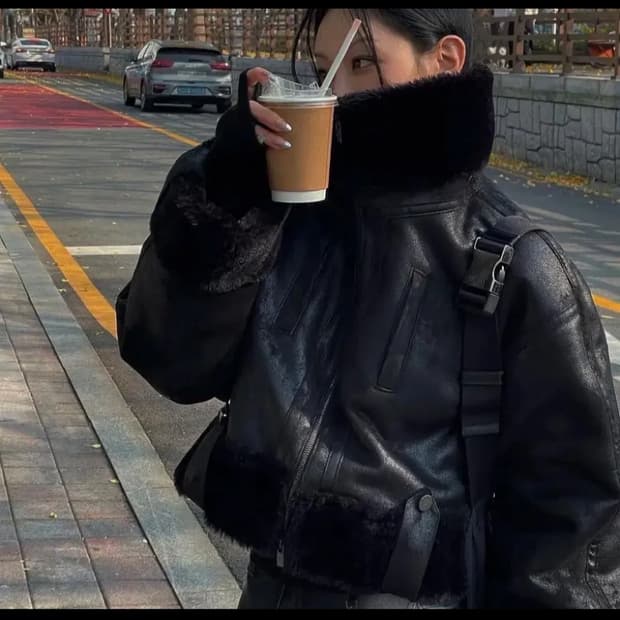 트리밍버드 크랙 볼드 크롭 무스탕