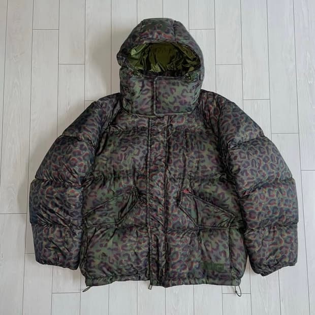 [M]FW24 슈프림 700필다운 홀로그램 레오파드 패딩