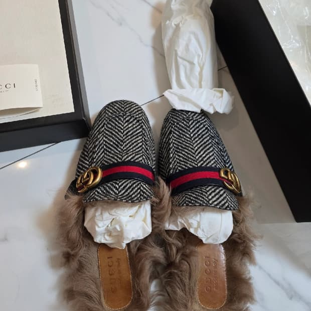 구찌 퍼 뮬 슬리퍼 헤링본