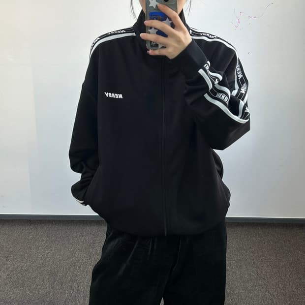 Nerdy 널디 레터링 트랙 블랙 져지