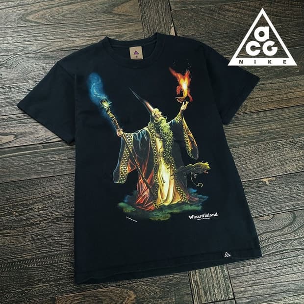 [나이키 ACG] 위저드 아일랜드 그래픽 프린팅 반팔티 블랙 M20196