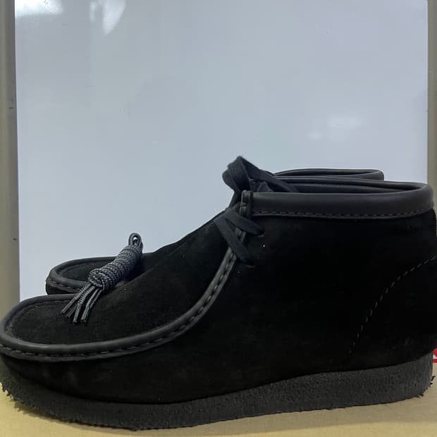 클락스 왈라비 블랙 스웨이드 280