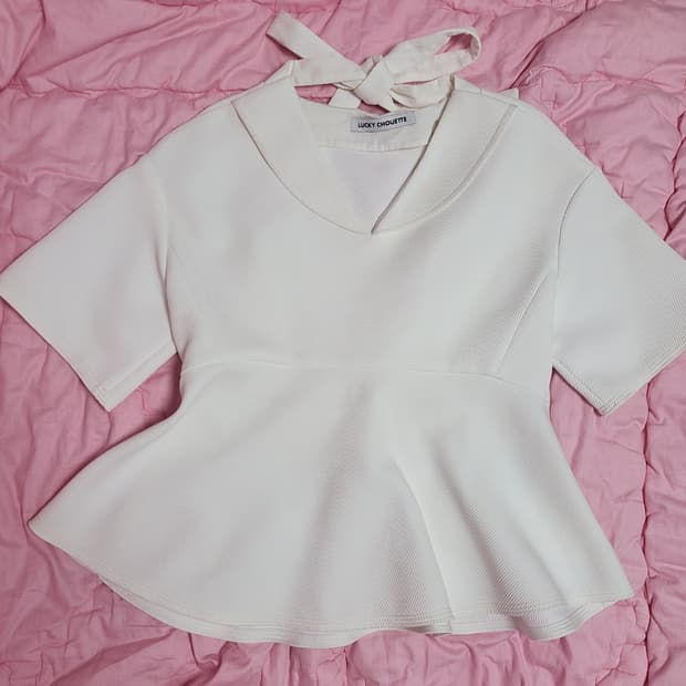 급처상태좋음!럭키슈에뜨 뒷리본 밑단 플레어 러플 블라우스 36사이즈