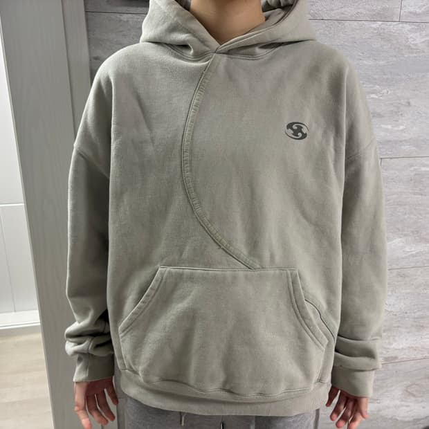 산산기어 후드티