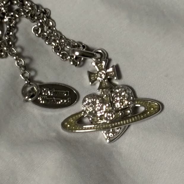 비비안웨스트우드 리버스 하트 목걸이 크림 실버