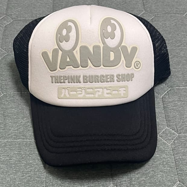 새상품 EYE LOGO TRUCKER HAT BLACK