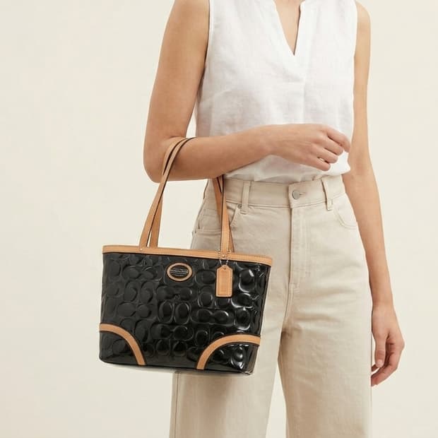 코치 페이트 엠보스드 에나멜 토트백