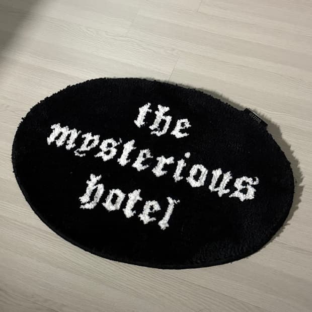 the mysterious hotel 러그