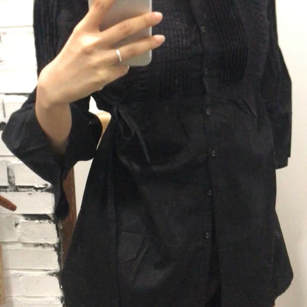 핀턱 블랙 셔츠