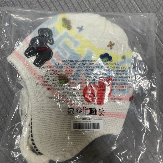 슈프림 펠트 아플리케 이어플랩 비니 화이트