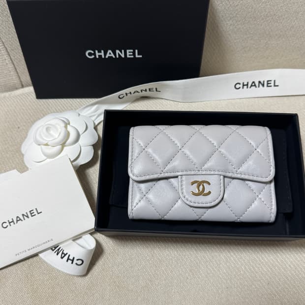 샤넬 클래식 똑딱이 카드지갑 그레이 새제품 내부지퍼o
