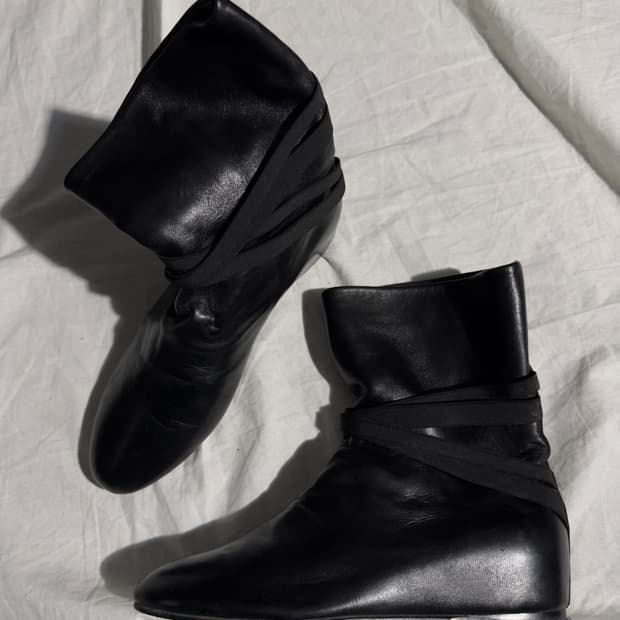 스튜어트 와이츠먼 스트랩 레더 웨지힐 앵클부츠