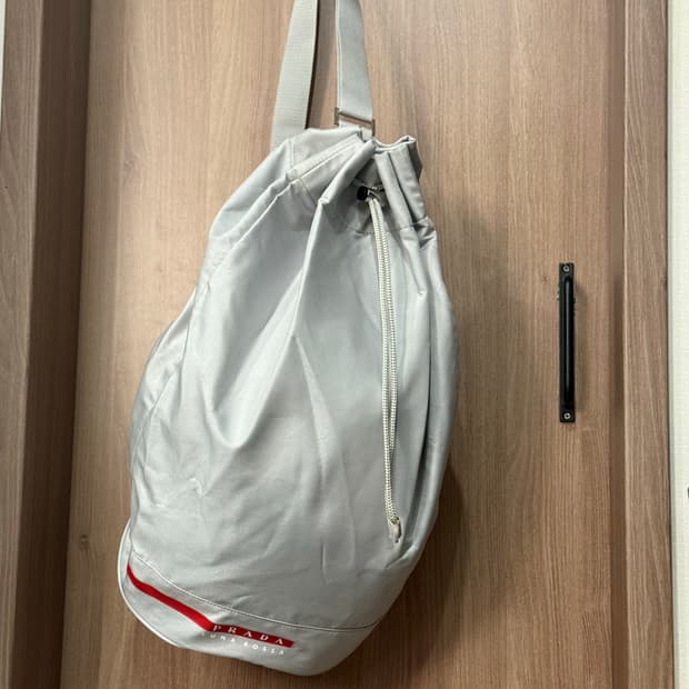 프라다 루나로사 슬링백