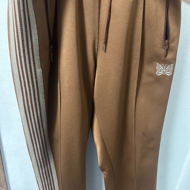 [L] 니들스 네로우 트랙팬츠 브라운