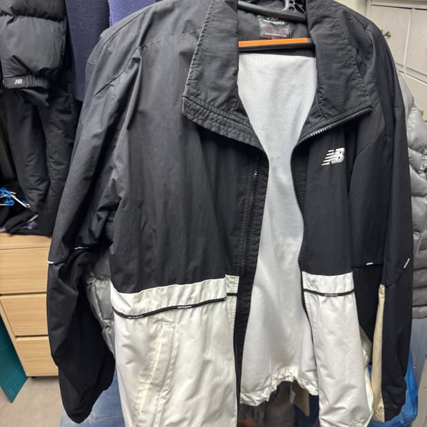 뉴발란스 바람막이