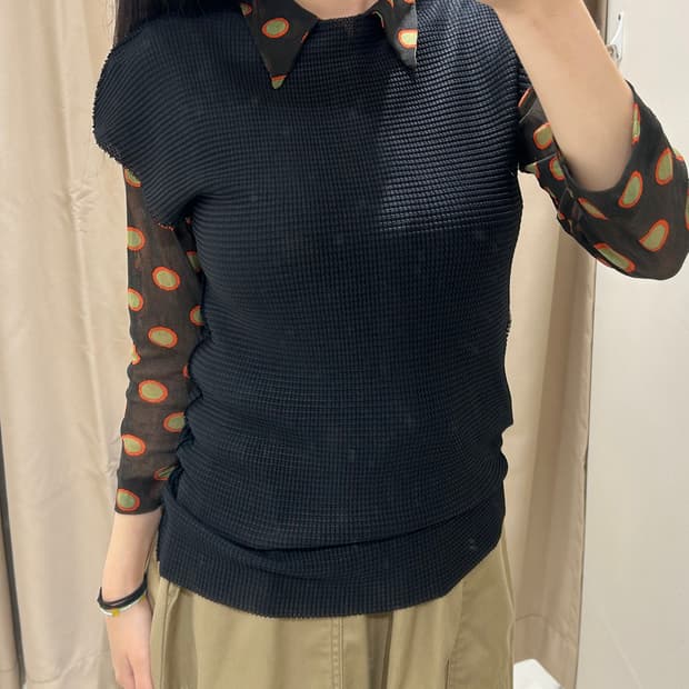 이세이미야케 23SS 블랙 링크 플리츠 캡소매 탑 반팔 티셔츠 R2612