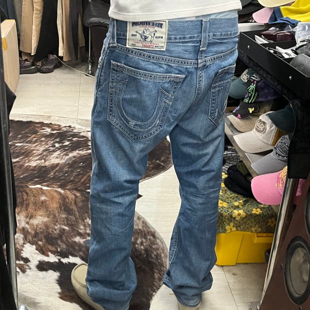 TRUE RELIGION STRAIGHT FIT DENIM