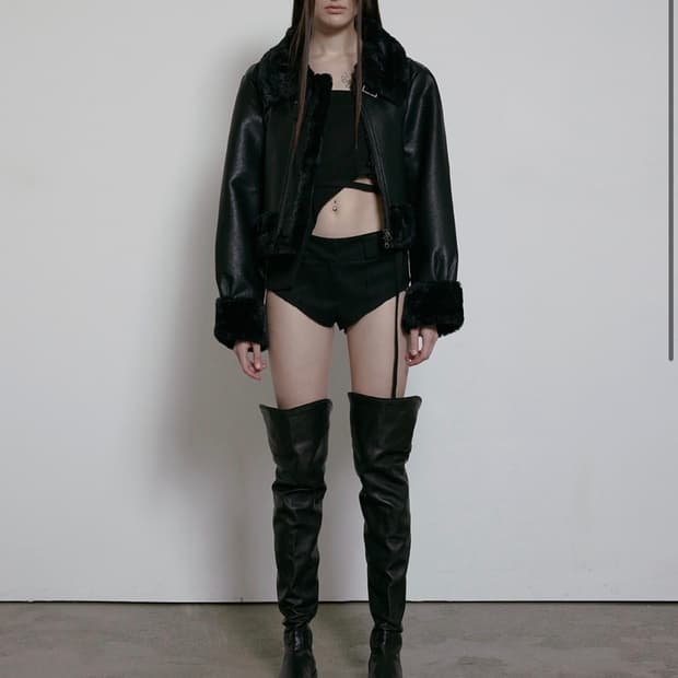 HIGH NECK SHORT MUSTANG IN BLACK