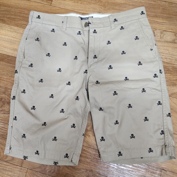 빔즈 스컬패턴 숏팬츠