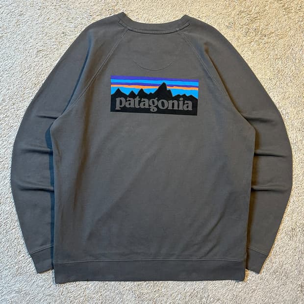 파타고니아 PATAGONIA 레귤러핏 P-6 오가닉 맨투맨 차콜