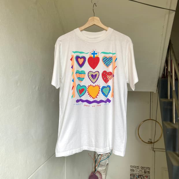 싱글 스티치 하트패턴 티셔츠