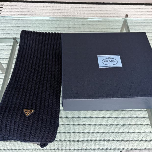 프라다 25FW 금장 머플러 목도리