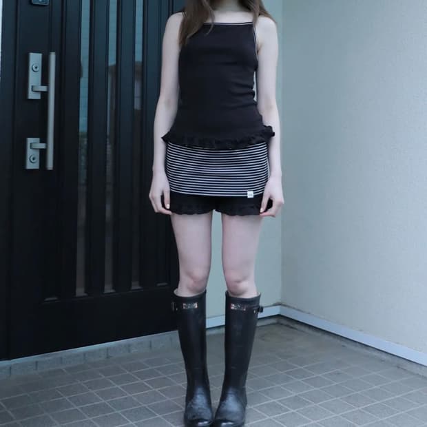 어글리쉐도우 스트라이프 프릴 콘트라스트 쇼츠(블랙)