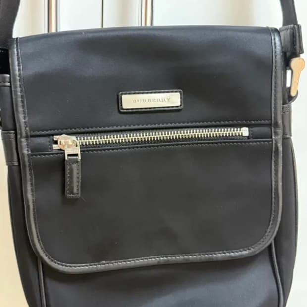 100프로 정품 버버리 체크 크로스백