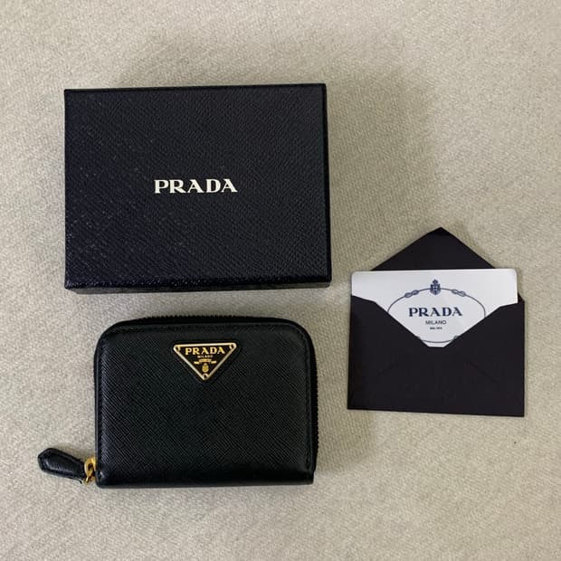 프라다 삼각로고 사피아노 지퍼돌이 지갑
