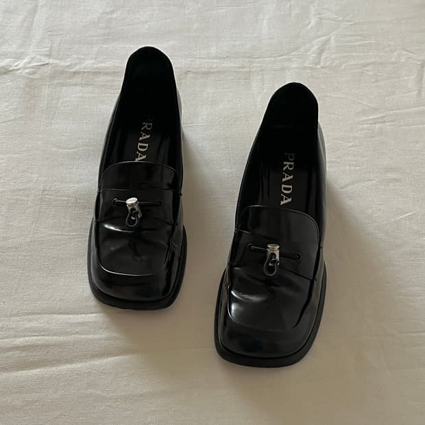 square toe drawstring loafers