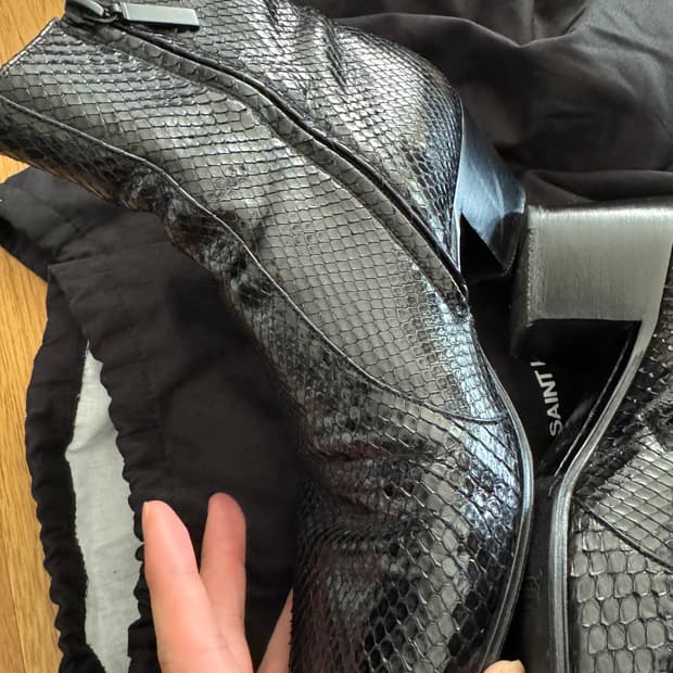 생로랑 파이썬 스네이크 스킨 첼시부츠