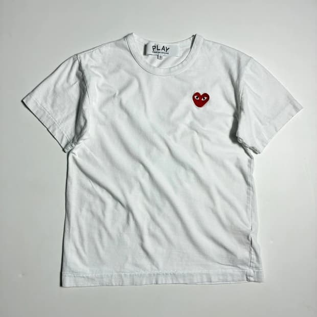 꼼데가르송 우먼스 시그니처 하트 와펜 코튼 반팔 티셔츠 R2618