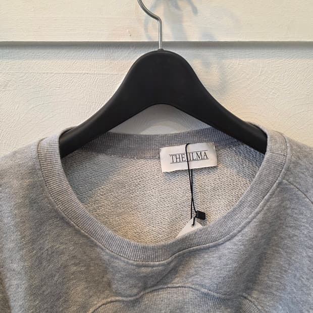 THE ILMA 컷아웃 슈퍼 크롭 맨투맨 그레이