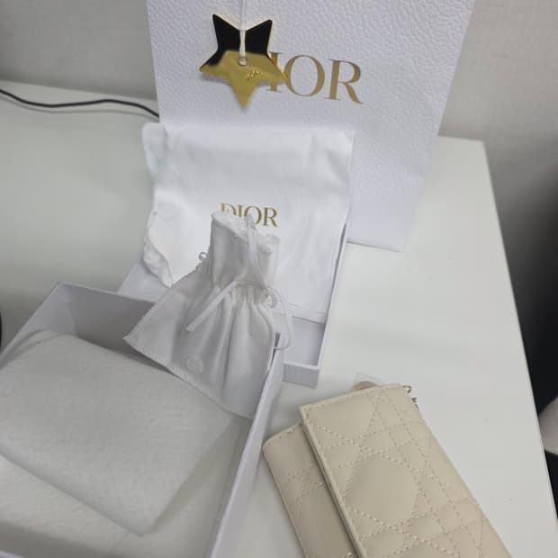 디올레이디 까나쥬 로터스지갑(새상품급)