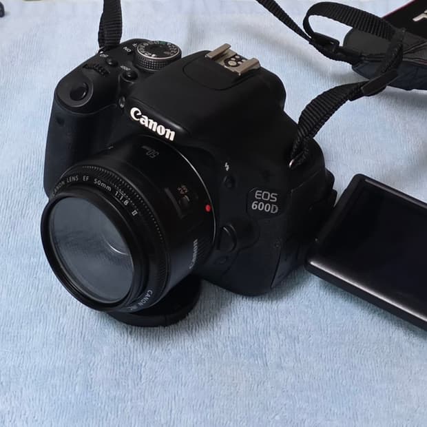 캐논 EOS 600D DSLR 카메라 (50mm 렌즈) 함께 판매합니다.