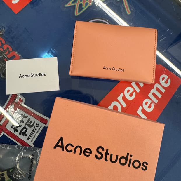 아크네 스튜디오 폴디드 레더 지갑 미시착 처분 