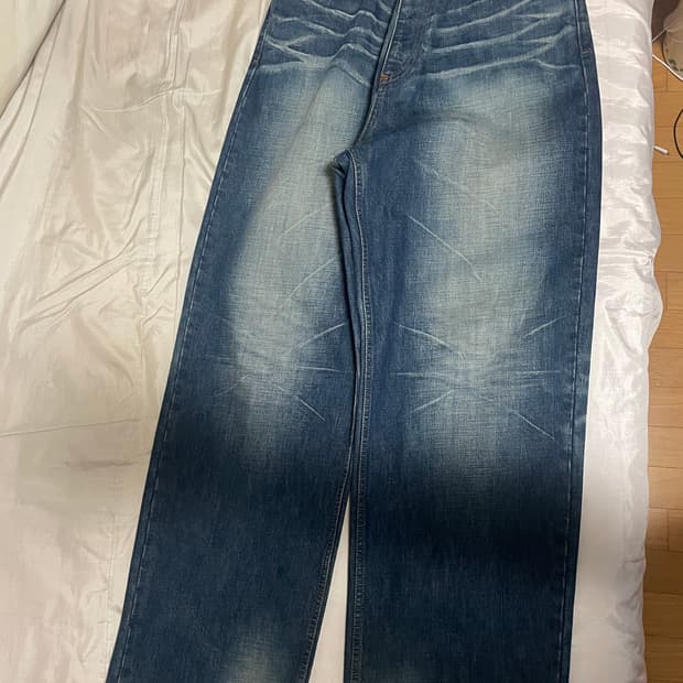 S) 발렌시아가 캣워싱 사각포켓 중청 데님