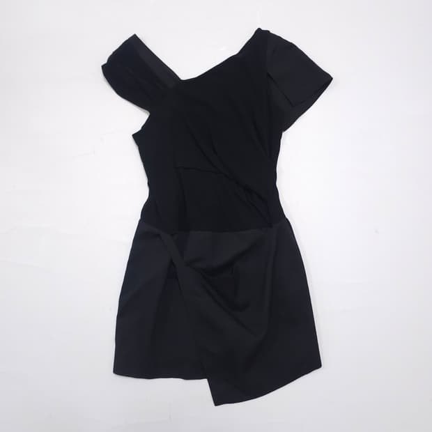 YAECA 야아케 언발란스 컷아웃 원피스