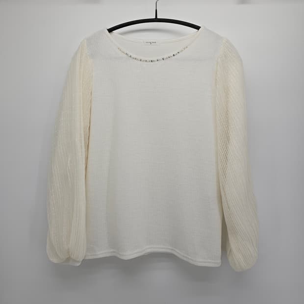 GLACIER
비즈 포인트 니트 블라우스