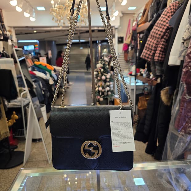 구찌Gucci의 인터로킹 G 체인 숄더백 신품급