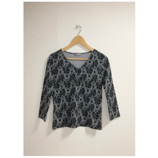 빈티지 블랙 플라워 브이넥 셔링 티셔츠