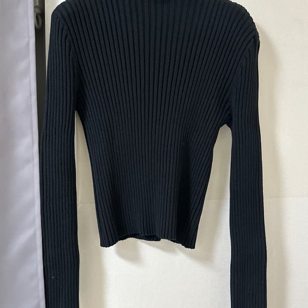 아모멘토 24FW 터틀넥 니트 판매합니다