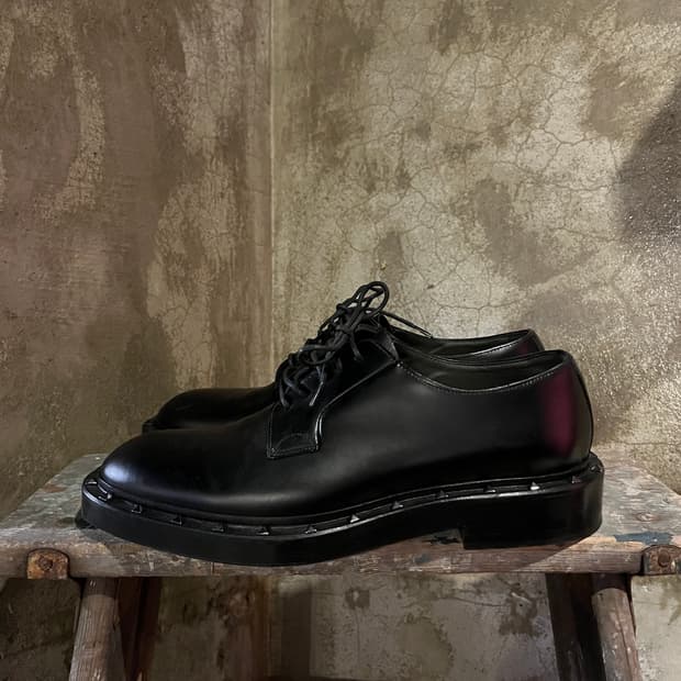발렌티노 락스터드 블랙 더비 슈즈