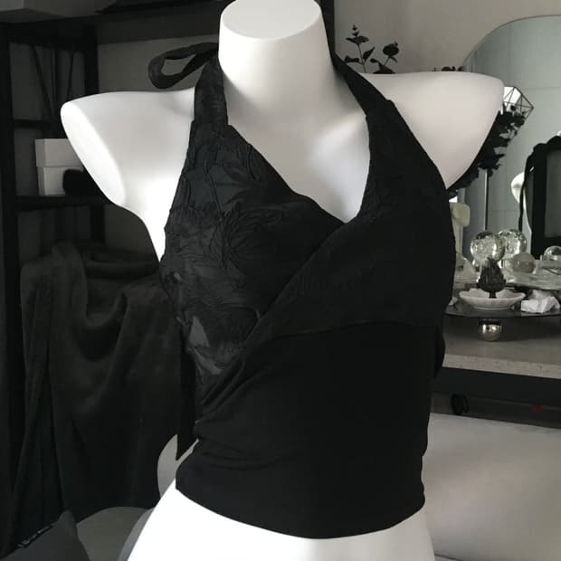 ༒ BLACK FLOWER HALTER TOP