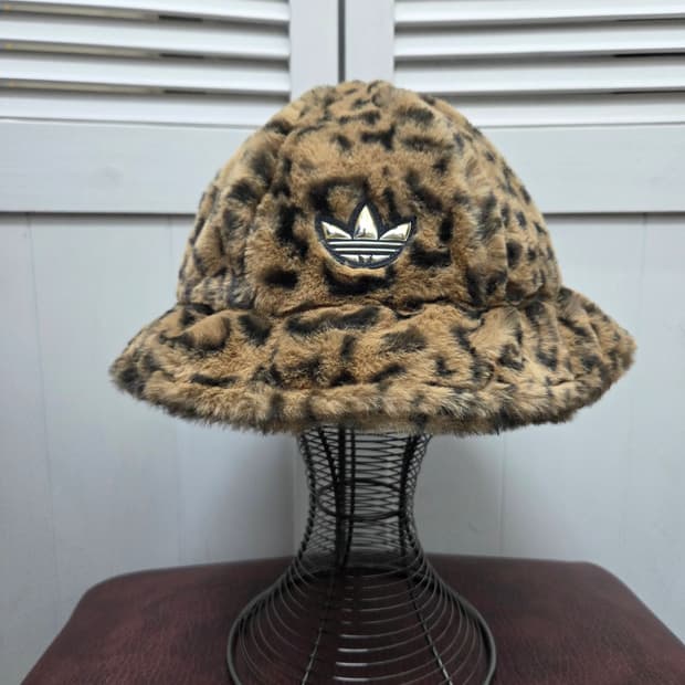 아디다스 레오파드 퍼 버킷햇